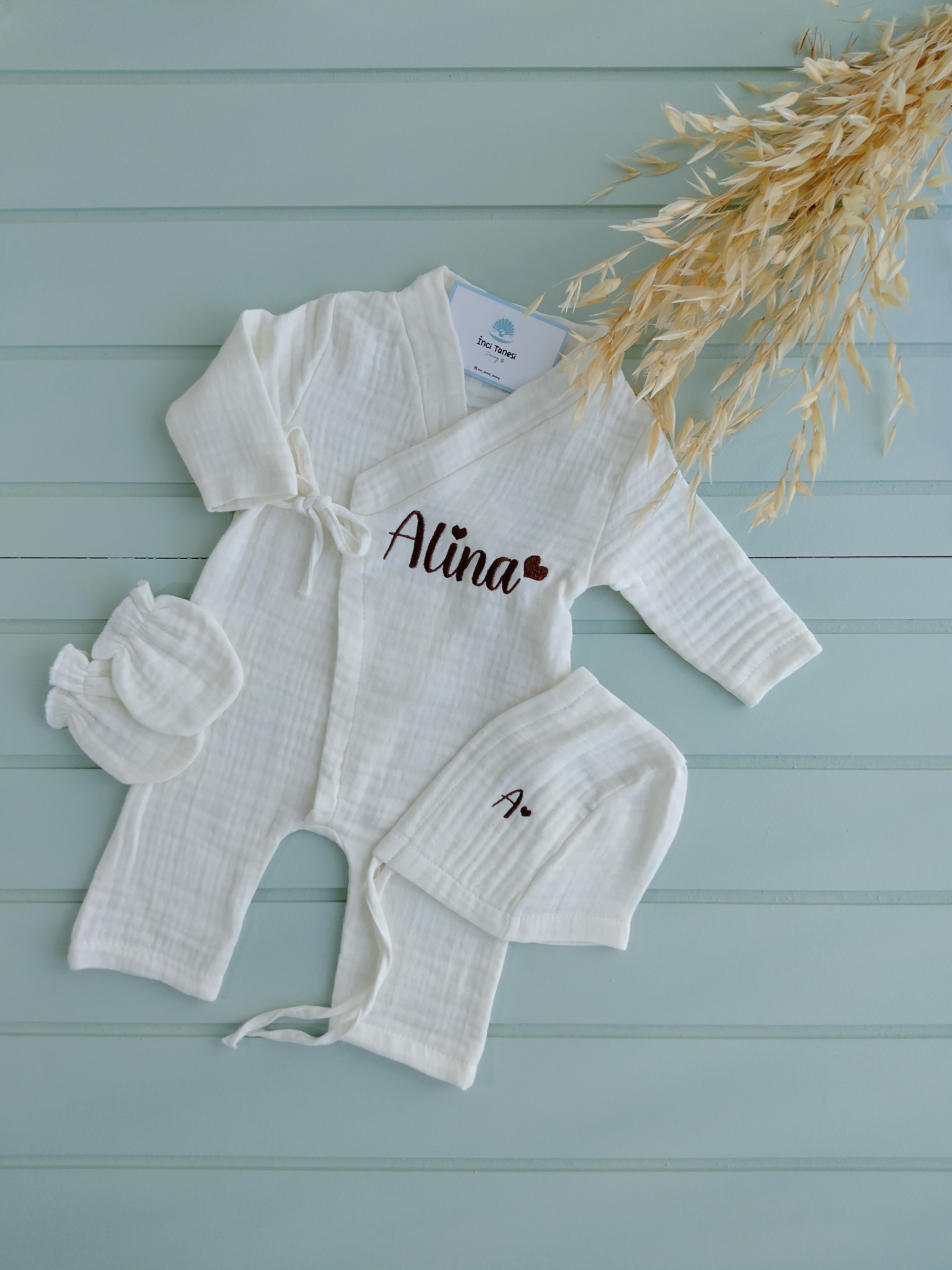 Müslin Bebek Kruvaze Tulum + Eldiven + Harf Çorap