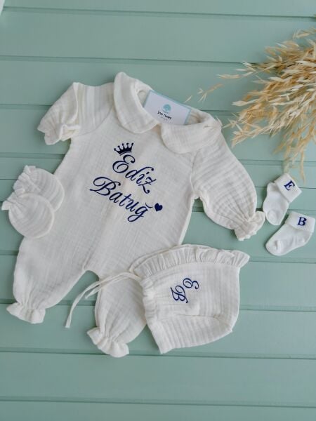 Müslin Bebe Yaka Tulum İsimli + Eldiven + Çorap