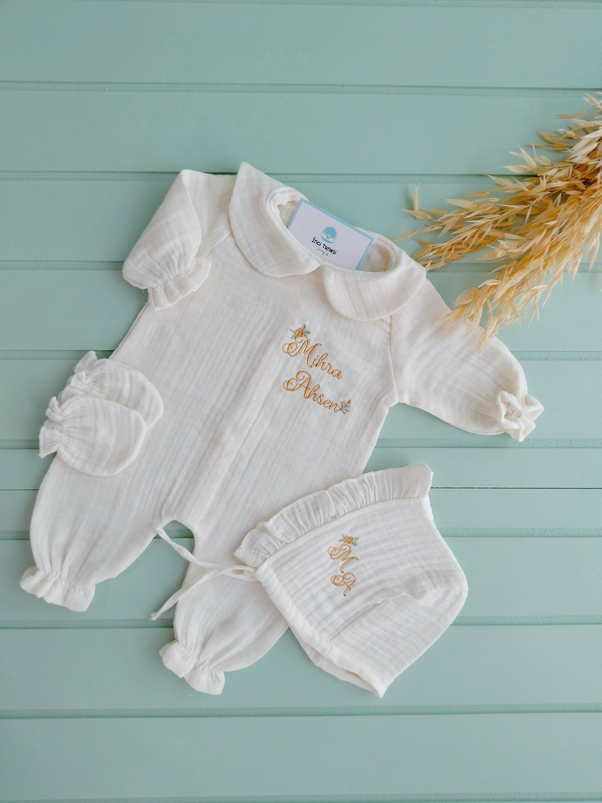 Müslin Bebe Yaka Tulum ( Eldiven isteğe özel eklenmektedir)