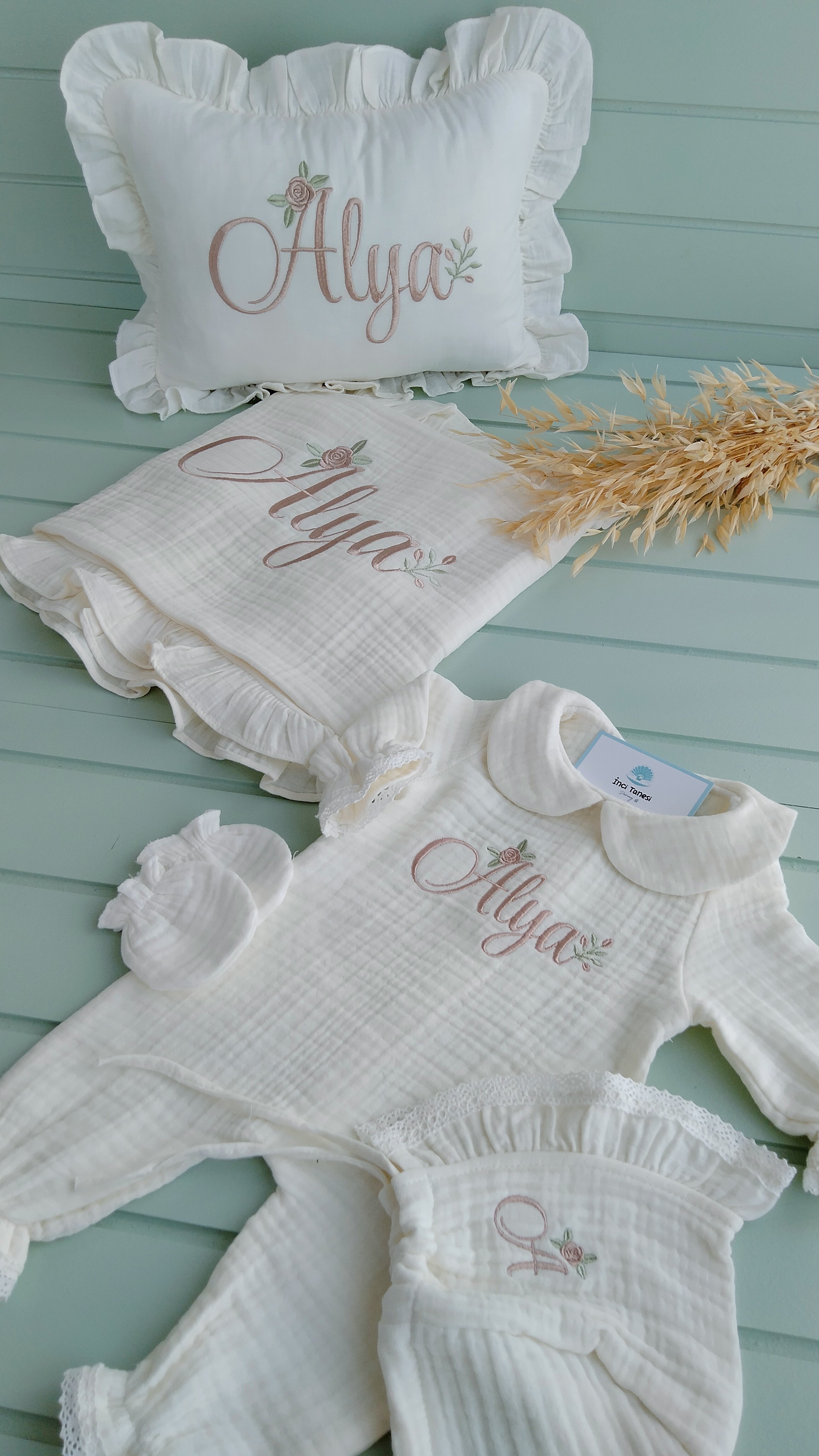 Alya Set -Fırfırlı Battaniye + Yastık + Tulum + Eldiven + Dantel