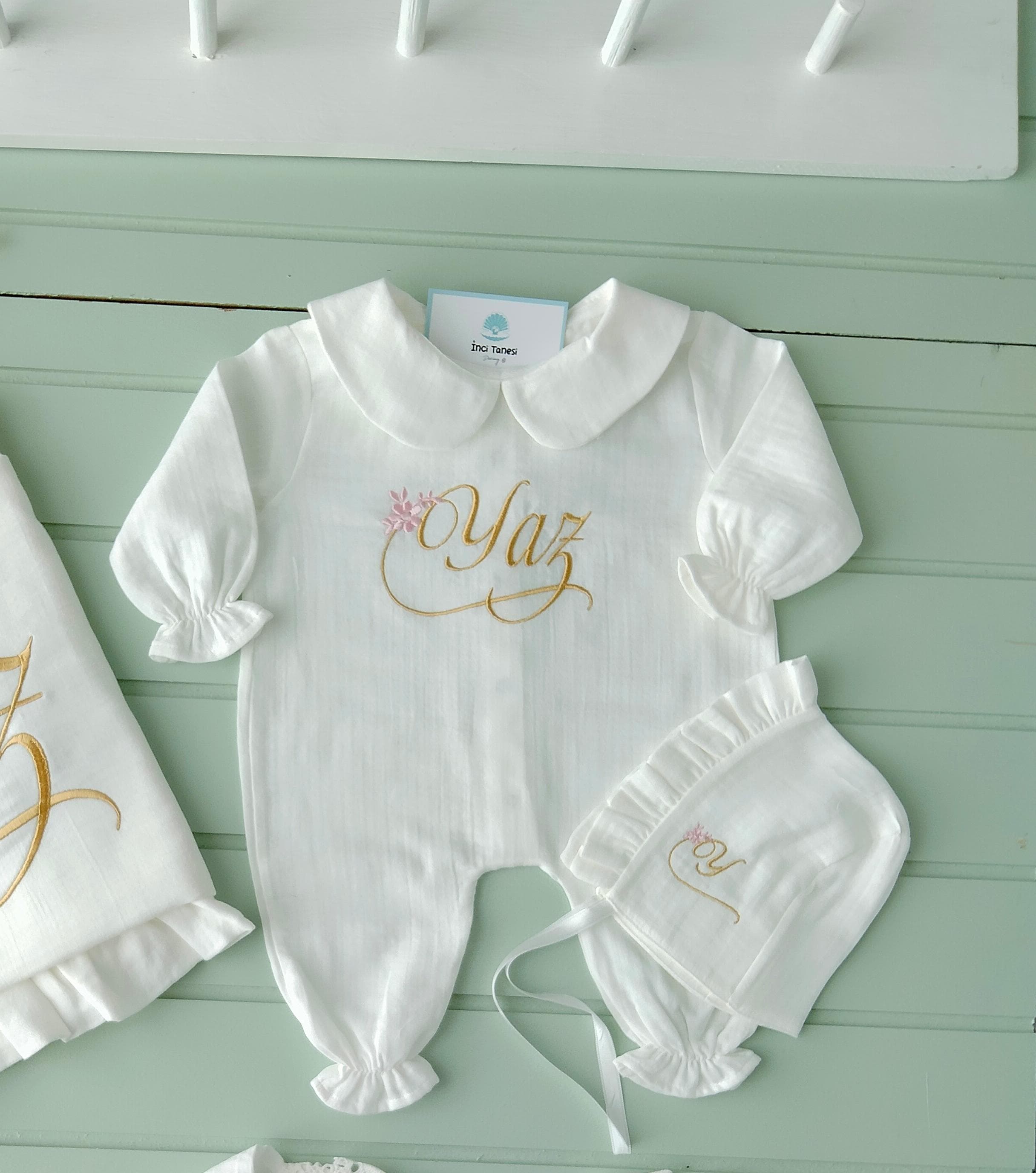İnce Müslin Bebe Yaka Tulum